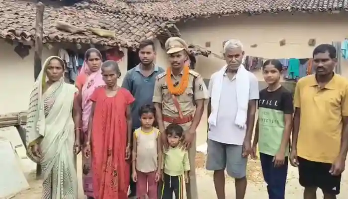 कभी नक्सलियों की दहशत में जीता था 35 घरों का गांव, आज उसी गांव का गरीब बेटा बना SI