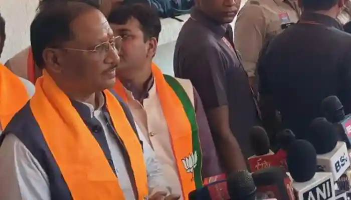 मुख्यमंत्री विष्णुदेव साय ने भाजपा स्थापना दिवस पर किया ध्वजारोहण, कार्यकर्ताओं को दी शुभकामनाएं, अटल बिहारी वाजपेयी के सपनों को पूरा करने का लिया संकल्प