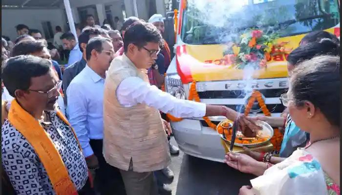 वित्त मंत्री श्री चौधरी ने एएलएस एम्बुलेंस को दिखाई हरी झंडी