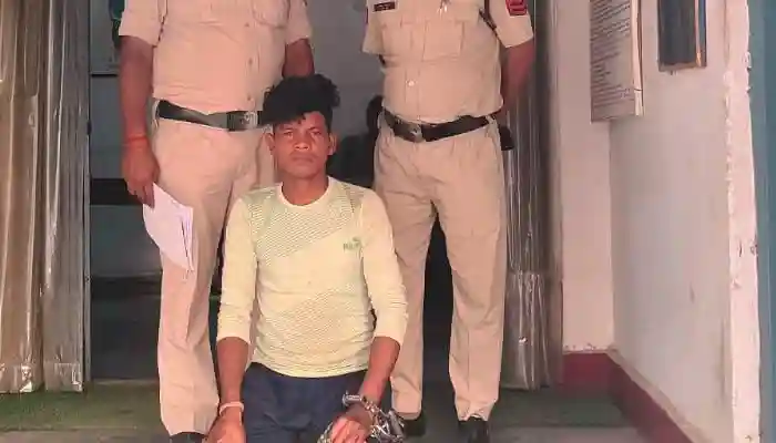 जमीन विवाद में बड़ी मां की हत्या, हाथ-मुक्कों और लात-घूसों से वृद्ध महिला की हत्या कर शव मोटरसाइकिल में जंगल फेंका— आरोपी गिरफ्तार