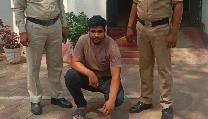 ऑपरेशन अंकुश” का असर— एक और बड़े सट्टा खाईवाल एजाज खान ने कोतवाली पुलिस के सामने किया सरेंडर