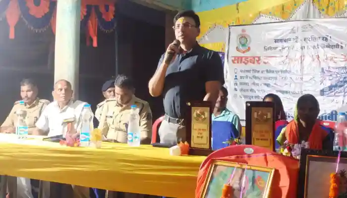 जिले के अंतिम छोर कुरू में जागरूकता का बड़ा संदेश — एसएसपी शशि मोहन सिंह पहुंचे जन-जागरूकता शिविर, नशामुक्ति मॉडल की सराहना