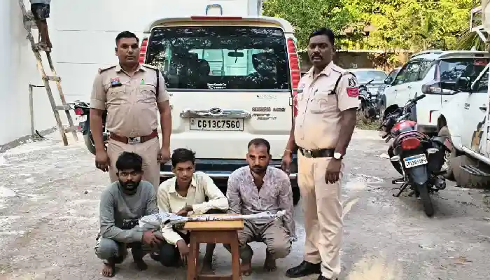पंडरीपानी रेलवे पुल के पास तलवार लहराकर लोगों में दहशत फैलाने वाले तीन आरोपी गिरफ्तार