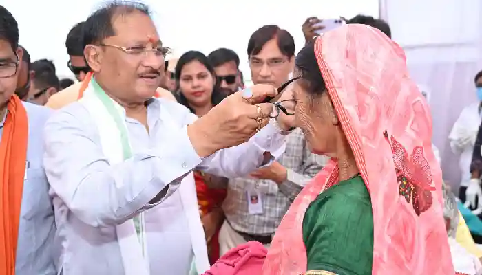 ’मुख्यमंत्री विष्णु देव साय ने हितग्राहियों को अपने हाथों से पहनाया नजर का चश्मा’