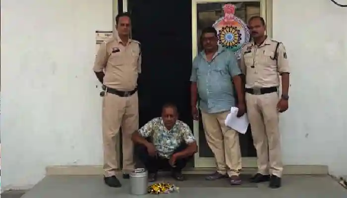 नाबालिगों को नशे के लिए सोल्यूशन ट्यूब बेचने वाले किराना दुकानदार गिरफ्तार