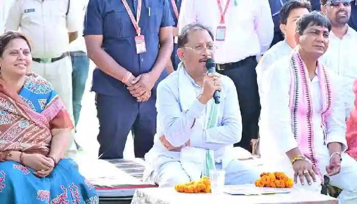 ’मुख्यमंत्री विष्णु देव साय ने बरगद के पेड़ के नीचे लगाई चौपाल, सुनी ग्रामीणों की समस्याएं’