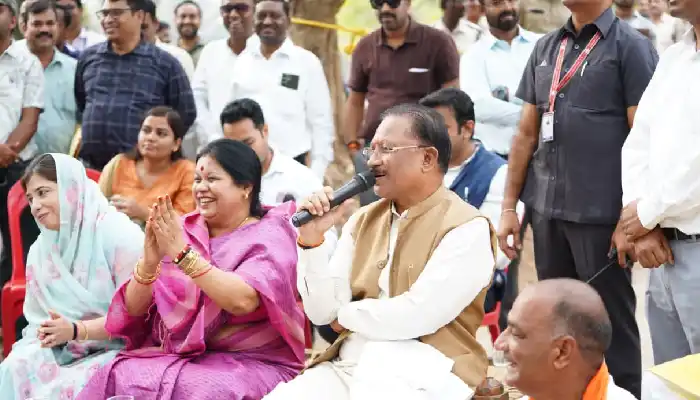  बरगद की छांव में सजी मुख्यमंत्री की चौपाल : सक्ती जिले के ग्राम ठठारी में ग्रामीणों से किया सीधा संवाद