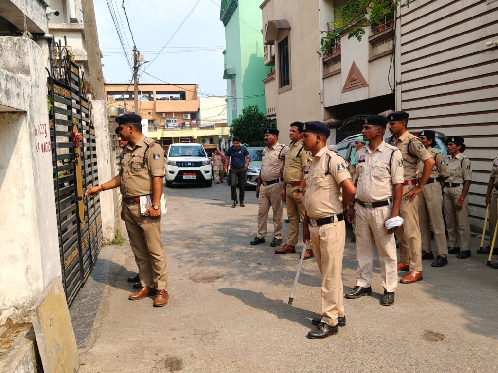 धनागर नकली शराब फैक्ट्री के खुलासे के बाद फरार मुख्य आरोपी विनय ठाकुर के घर पुलिस की बड़ी दबिश