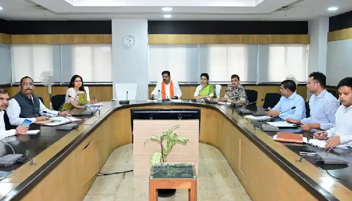 उप मुख्यमंत्री विजय शर्मा ने नक्सल प्रभावित जिलों में विकास और पुनर्वास कार्यों में तेजी लाने के दिए निर्देश