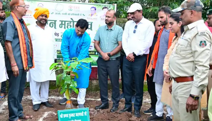  मुख्यमंत्री विष्णुदेव साय के नेतृत्व में ‘एक पेड़ मां के नाम 3.0’ अभियान को मिल रहा जन-जन का साथ