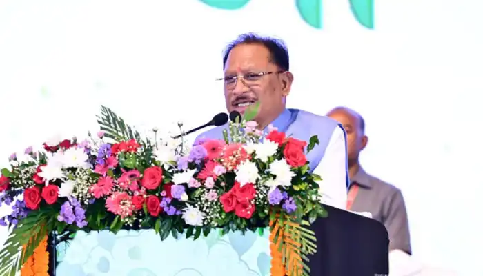 मुख्यमंत्री विष्णुदेव साय ने अपनी माँ के नाम पर लगाया पीपल का पौधा, वन महोत्सव-2026 का हुआ शुभारंभ