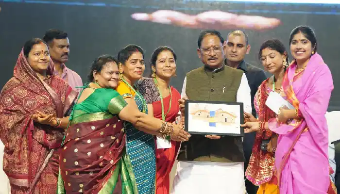 बहतराई स्टेडियम में गूंजा तीजा तिहार का उल्लास, मुख्यमंत्री विष्णु देव साय ने बहनों संग साझा की पर्व की खुशियां