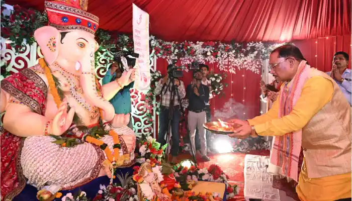 मुख्यमंत्री निवास में विराजे भगवान गणेश: मुख्यमंत्री  विष्णु देव साय ने परिवारजनों के साथ विधि-विधान से की गणपति की स्थापना और पूजा-अर्चना