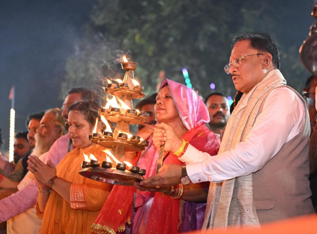  माता शबरी की पावन नगरी शिवरीनारायण में चित्रोत्पला गंगा महाआरती में शामिल हुए मुख्यमंत्री विष्णु देव साय