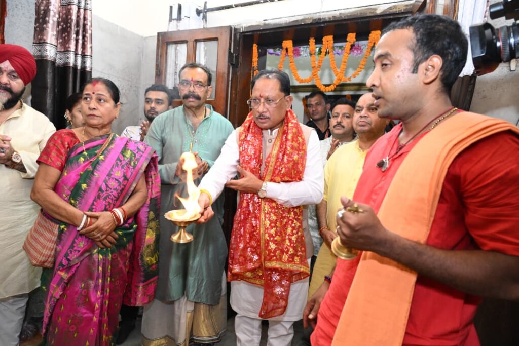 मुख्यमंत्री विष्णु देव साय ने मां काली और मां दुर्गा की पूजा-अर्चना कर प्रदेश की सुख-समृद्धि की कामना की