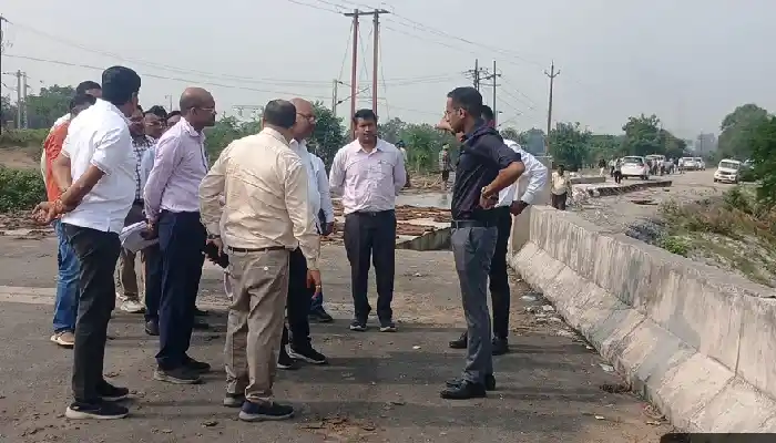 लोक निर्माण विभाग के सचिव ने सड़कों-पुलों के कार्यों का किया निरीक्षण