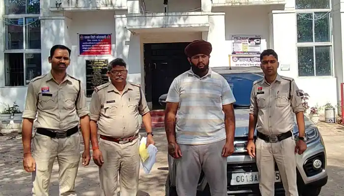 ढिमरापुर चौक पर ब्रेजा में छिपाकर रखी थी अफीम, 20 साल का युवक गिरफ्तार